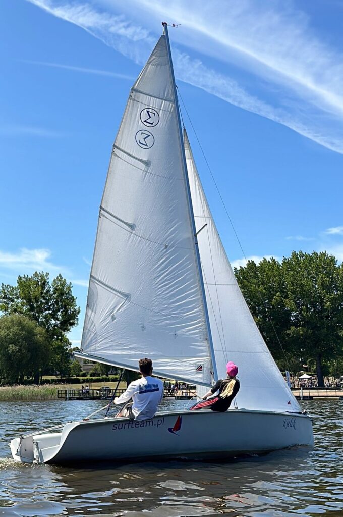 Szkolenia regatowe na jachcie sigma i windsurfing na Jeziorze Kierskim